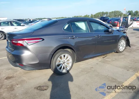 2020 Toyota Camry Le z USA, uszkodzony, nr VIN 4T1C11AK3LU990022
